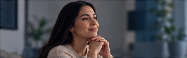 Mujer sonriendo con tranquilidad