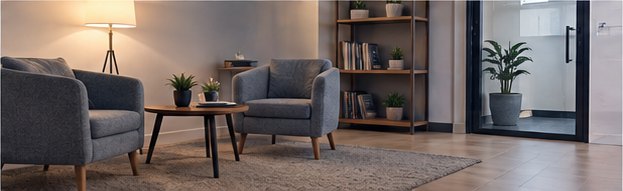 Sala de atención con sillones y luz cálida